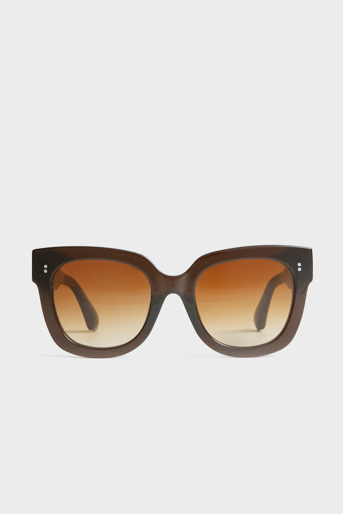 Chimi brown D-shaped frame sunglasses with gradient brown lenses offer 100% UVA and UVB protection.